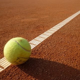 Campo de tenis con pelota